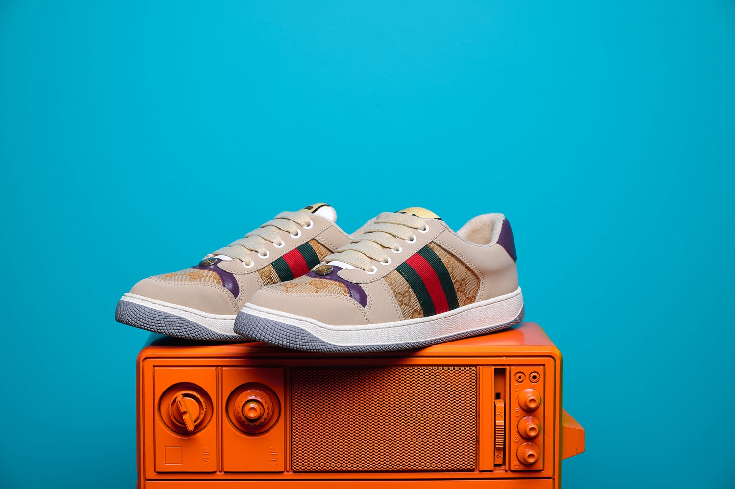 Tênis Gucci Ace de canvas GG Supreme, com design elegante e detalhes em couro, perfeito para quem busca sofisticação e conforto no estilo.