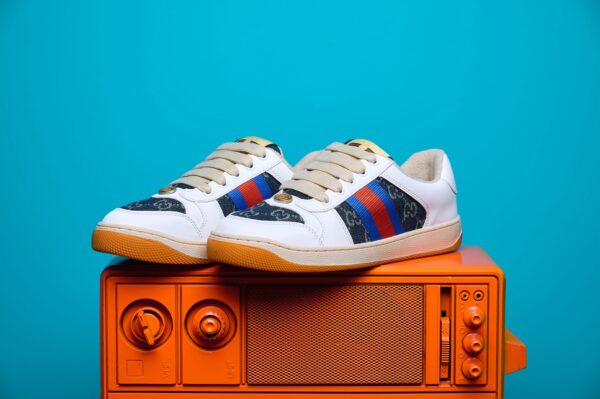 Tênis Gucci Ace de canvas GG Supreme, com design elegante e detalhes em couro, perfeito para quem busca sofisticação e conforto no estilo.