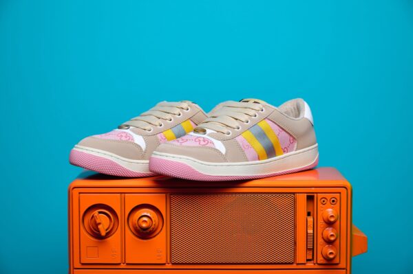 Tênis Gucci Ace de canvas GG Supreme, com design elegante e detalhes em couro, perfeito para quem busca sofisticação e conforto no estilo.