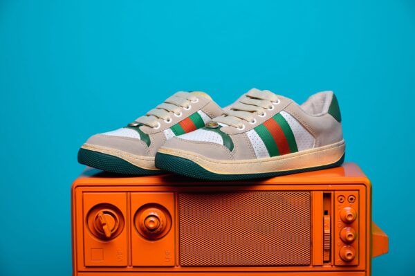 Tênis Gucci Ace de canvas GG Supreme, com design elegante e detalhes em couro, perfeito para quem busca sofisticação e conforto no estilo.