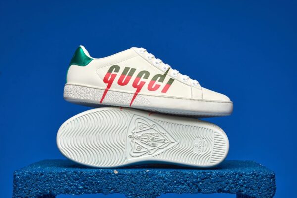 Tênis Gucci Ace de canvas GG Supreme, com design elegante e detalhes em couro, perfeito para quem busca sofisticação e conforto no estilo.