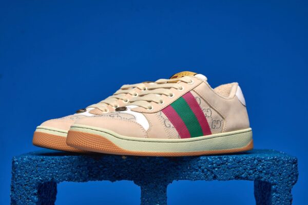 Tênis Gucci Ace de canvas GG Supreme, com design elegante e detalhes em couro, perfeito para quem busca sofisticação e conforto no estilo.