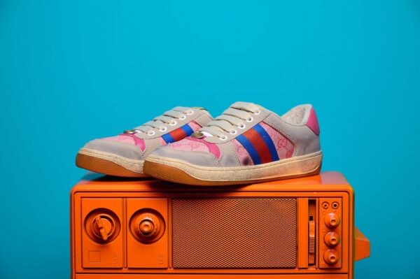 Tênis Gucci Ace de canvas GG Supreme, com design elegante e detalhes em couro, perfeito para quem busca sofisticação e conforto no estilo.