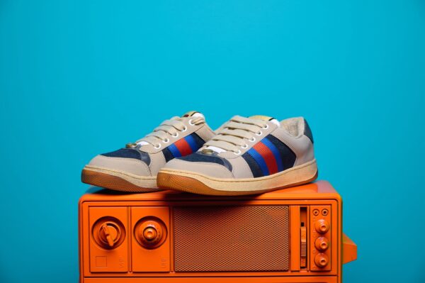 Tênis Gucci Ace de canvas GG Supreme, com design elegante e detalhes em couro, perfeito para quem busca sofisticação e conforto no estilo.