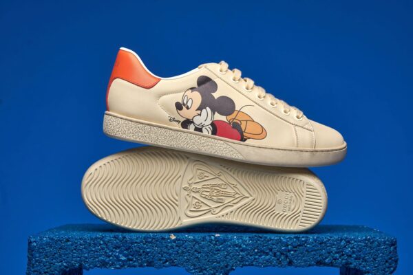 Tênis Gucci Ace de canvas GG Supreme, com design elegante e detalhes em couro, perfeito para quem busca sofisticação e conforto no estilo.