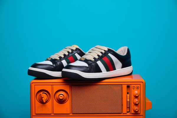 Tênis Gucci Ace de canvas GG Supreme, com design elegante e detalhes em couro, perfeito para quem busca sofisticação e conforto no estilo.