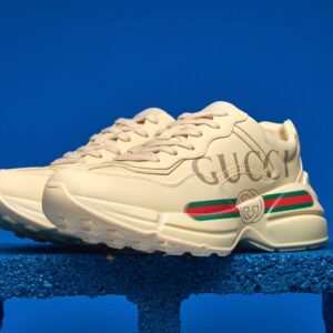 Tênis Gucci Rhyton com estampa de logo, em couro, com design robusto e moderno, combinando luxo e conforto para um visual elegante e ousado.
