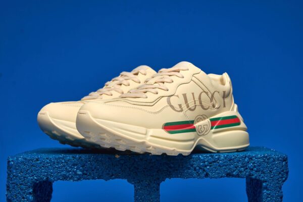 Tênis Gucci Rhyton com estampa de logo, em couro, com design robusto e moderno, combinando luxo e conforto para um visual elegante e ousado.