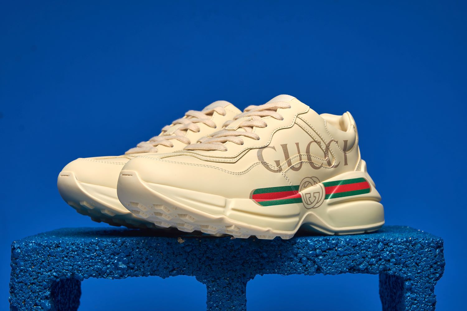 Tênis Gucci Rhyton com estampa de logo, em couro, com design robusto e moderno, combinando luxo e conforto para um visual elegante e ousado.