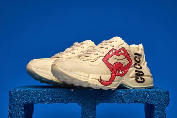 Tênis Gucci Rhyton com estampa de logo, em couro, com design robusto e moderno, combinando luxo e conforto para um visual elegante e ousado.