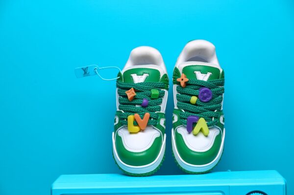 Tênis Louis Vuitton Trainer em couro premium, com design inspirado no basquete dos anos 80. Detalhes sofisticados, monograma LV e solado de borracha para máximo conforto.