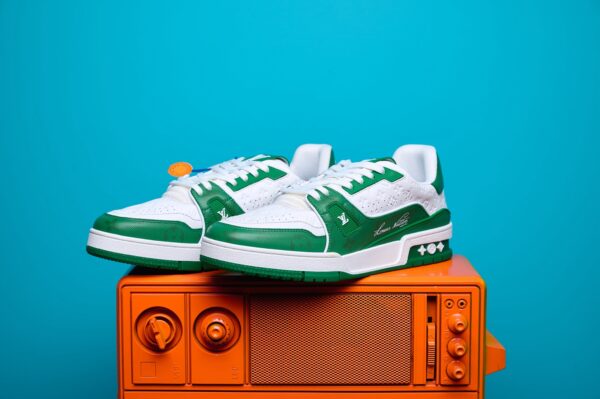 Tênis Louis Vuitton Trainer em couro premium, com design inspirado no basquete dos anos 80. Detalhes sofisticados, monograma LV e solado de borracha para máximo conforto.
