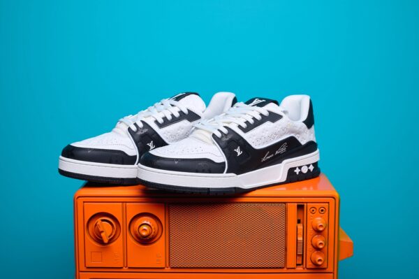 Tênis Louis Vuitton Trainer em couro premium, com design inspirado no basquete dos anos 80. Detalhes sofisticados, monograma LV e solado de borracha para máximo conforto.