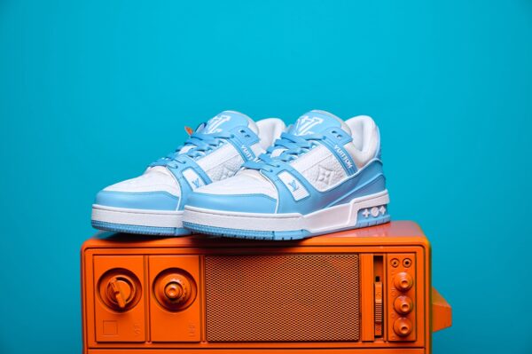 Tênis Louis Vuitton Trainer em couro premium, com design inspirado no basquete dos anos 80. Detalhes sofisticados, monograma LV e solado de borracha para máximo conforto.
