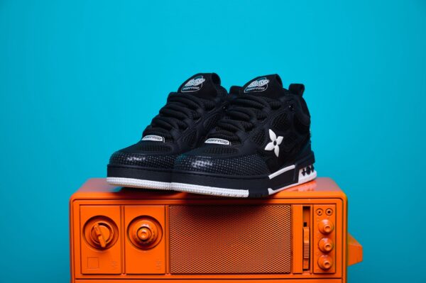 Tênis Louis Vuitton Trainer em couro premium, com design inspirado no basquete dos anos 80. Detalhes sofisticados, monograma LV e solado de borracha para máximo conforto.