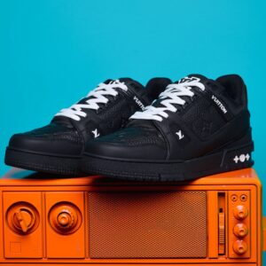 Tênis Louis Vuitton Trainer em couro premium, com design inspirado no basquete dos anos 80. Detalhes sofisticados, monograma LV e solado de borracha para máximo conforto.