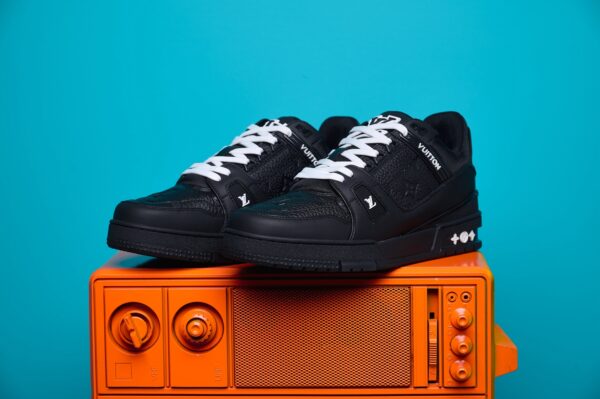 Tênis Louis Vuitton Trainer em couro premium, com design inspirado no basquete dos anos 80. Detalhes sofisticados, monograma LV e solado de borracha para máximo conforto.