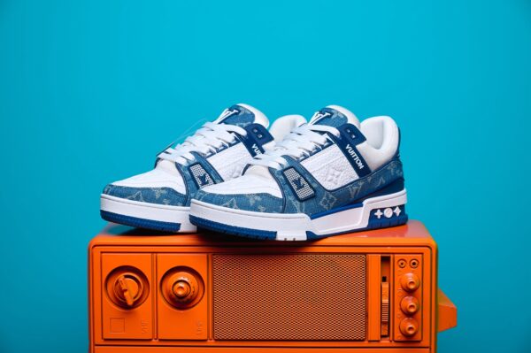 Tênis Louis Vuitton Trainer em couro premium, com design inspirado no basquete dos anos 80. Detalhes sofisticados, monograma LV e solado de borracha para máximo conforto.