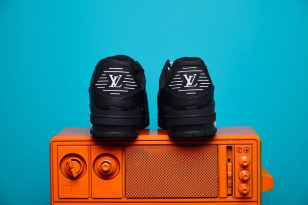 Tênis Louis Vuitton Trainer em couro premium, com design inspirado no basquete dos anos 80. Detalhes sofisticados, monograma LV e solado de borracha para máximo conforto.
