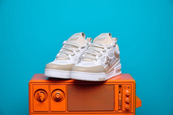 Tênis Louis Vuitton Trainer em couro premium, com design inspirado no basquete dos anos 80. Detalhes sofisticados, monograma LV e solado de borracha para máximo conforto.