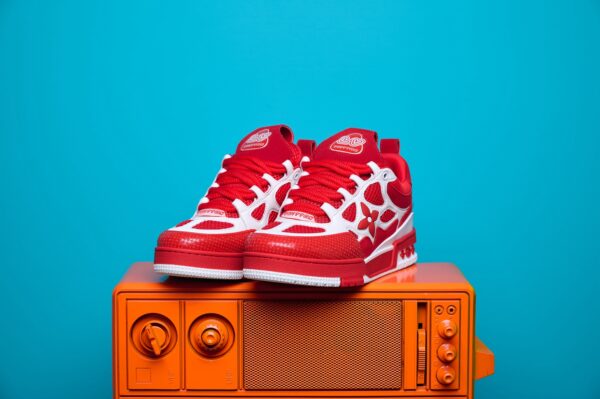 Tênis Louis Vuitton Trainer em couro premium, com design inspirado no basquete dos anos 80. Detalhes sofisticados, monograma LV e solado de borracha para máximo conforto.