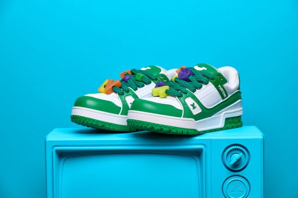 Tênis Louis Vuitton Trainer em couro premium, com design inspirado no basquete dos anos 80. Detalhes sofisticados, monograma LV e solado de borracha para máximo conforto.