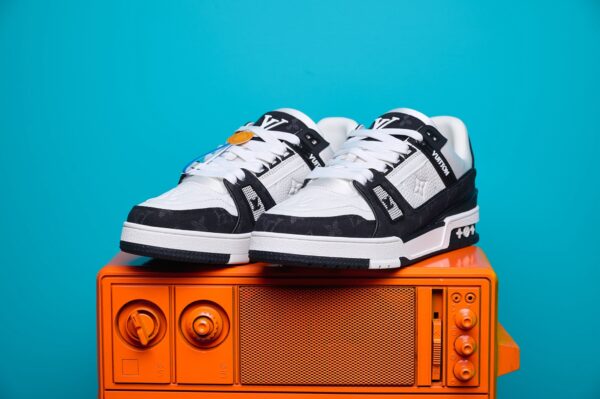 Tênis Louis Vuitton Trainer em couro premium, com design inspirado no basquete dos anos 80. Detalhes sofisticados, monograma LV e solado de borracha para máximo conforto.
