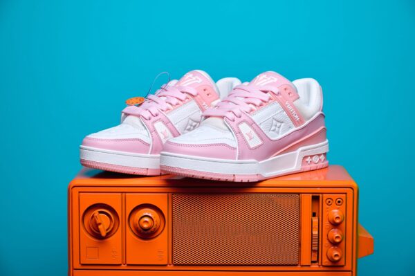 Tênis Louis Vuitton Trainer em couro premium, com design inspirado no basquete dos anos 80. Detalhes sofisticados, monograma LV e solado de borracha para máximo conforto.