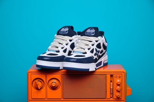Tênis Louis Vuitton Trainer em couro premium, com design inspirado no basquete dos anos 80. Detalhes sofisticados, monograma LV e solado de borracha para máximo conforto.