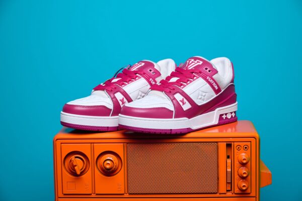 Tênis Louis Vuitton Trainer em couro premium, com design inspirado no basquete dos anos 80. Detalhes sofisticados, monograma LV e solado de borracha para máximo conforto.