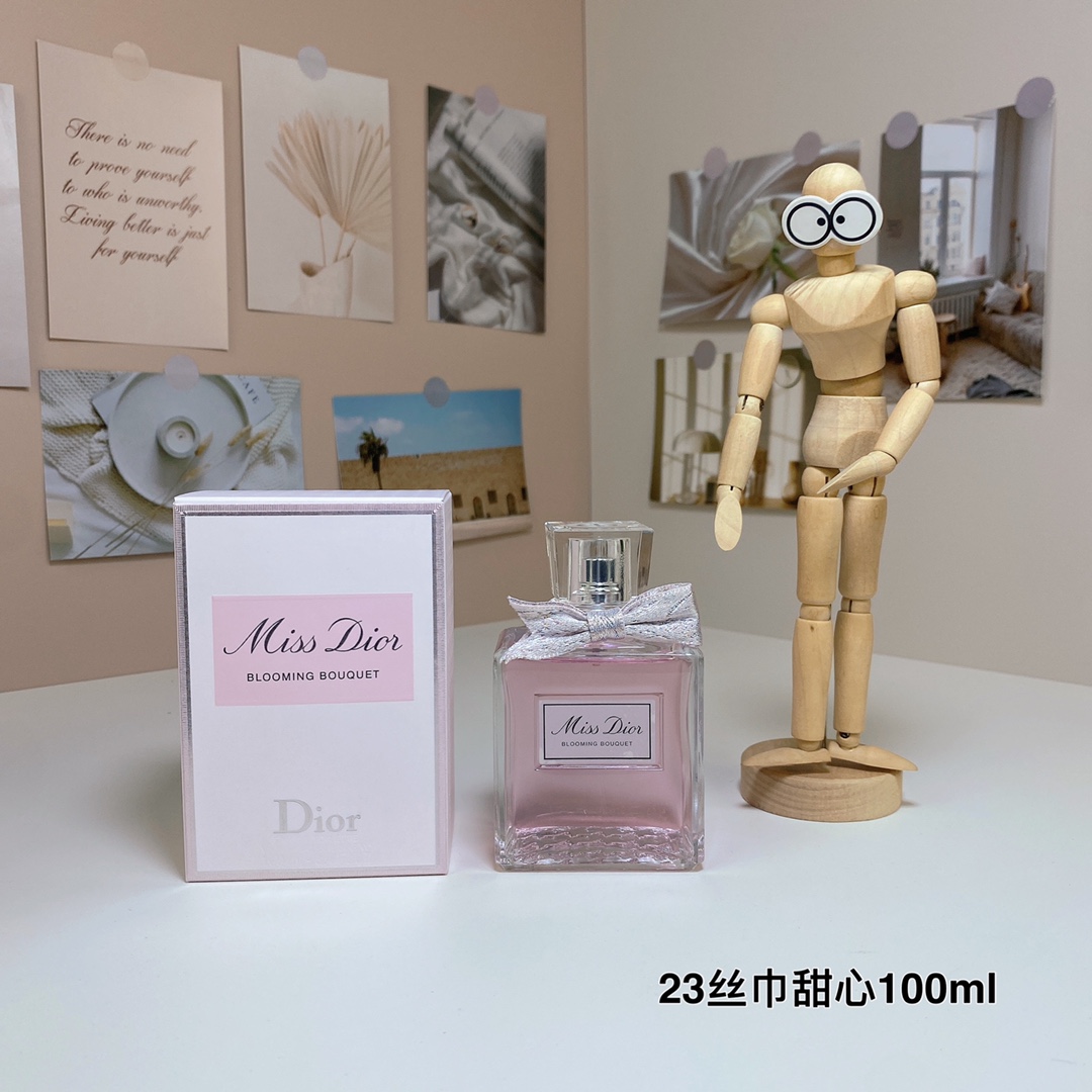 Frasco do perfume Miss Dior Blooming Bouquet 100ml, com laço prateado e fragrância floral sofisticada.