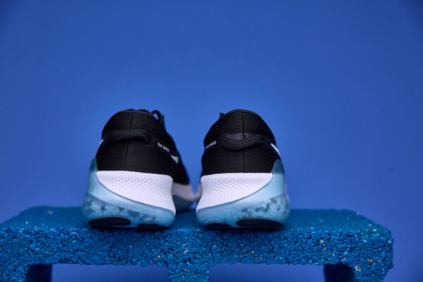 Tênis Nike Joyride Dual Run com tecnologia de cápsulas de espuma para amortecimento personalizado, conforto e suporte ideais para corridas e atividades físicas.