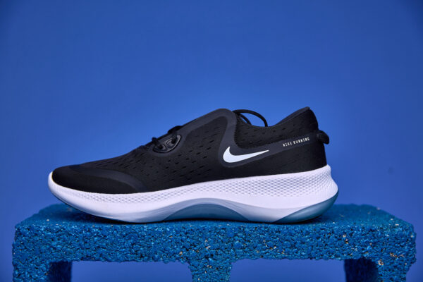 Tênis Nike Joyride Dual Run com tecnologia de cápsulas de espuma para amortecimento personalizado, conforto e suporte ideais para corridas e atividades físicas.