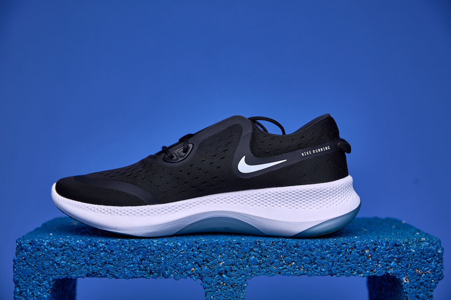 Tênis Nike Joyride Dual Run com tecnologia de cápsulas de espuma para amortecimento personalizado, conforto e suporte ideais para corridas e atividades físicas.