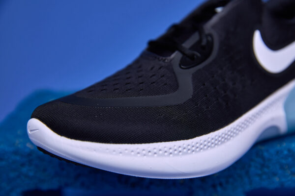 Tênis Nike Joyride Dual Run com tecnologia de cápsulas de espuma para amortecimento personalizado, conforto e suporte ideais para corridas e atividades físicas.