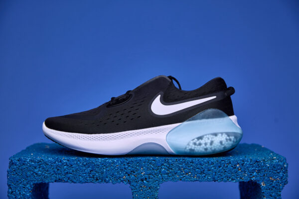 Tênis Nike Joyride Dual Run com tecnologia de cápsulas de espuma para amortecimento personalizado, conforto e suporte ideais para corridas e atividades físicas.