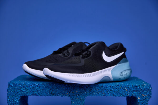 Tênis Nike Joyride Dual Run com tecnologia de cápsulas de espuma para amortecimento personalizado, conforto e suporte ideais para corridas e atividades físicas.