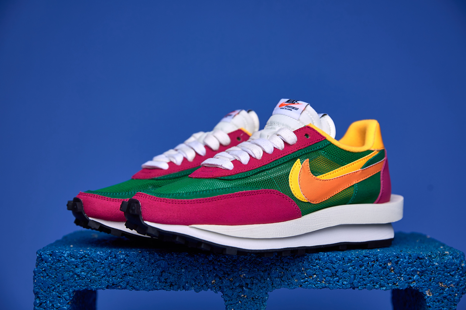 Tênis Nike Waffle Sacai com design inovador, camadas sobrepostas e sola Waffle para tração e conforto excepcionais.