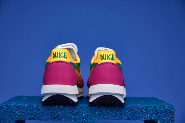 Tênis Nike Waffle Sacai com design inovador, camadas sobrepostas e sola Waffle para tração e conforto excepcionais.