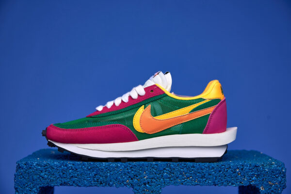 Tênis Nike Waffle Sacai com design inovador, camadas sobrepostas e sola Waffle para tração e conforto excepcionais.