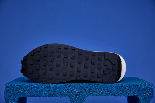 Tênis Nike Waffle Sacai com design inovador, camadas sobrepostas e sola Waffle para tração e conforto excepcionais.