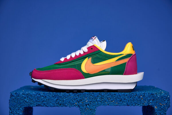 Tênis Nike Waffle Sacai com design inovador, camadas sobrepostas e sola Waffle para tração e conforto excepcionais.