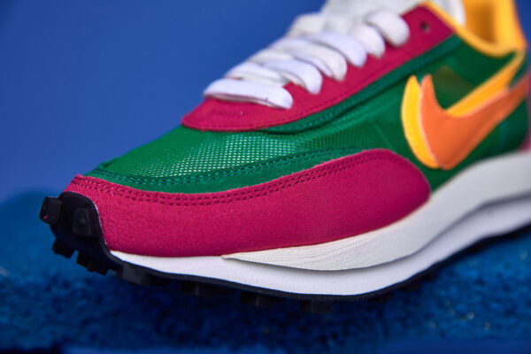 Tênis Nike Waffle Sacai com design inovador, camadas sobrepostas e sola Waffle para tração e conforto excepcionais.