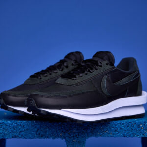 Tênis Nike Waffle Sacai com design inovador, camadas sobrepostas e sola Waffle para tração e conforto excepcionais.