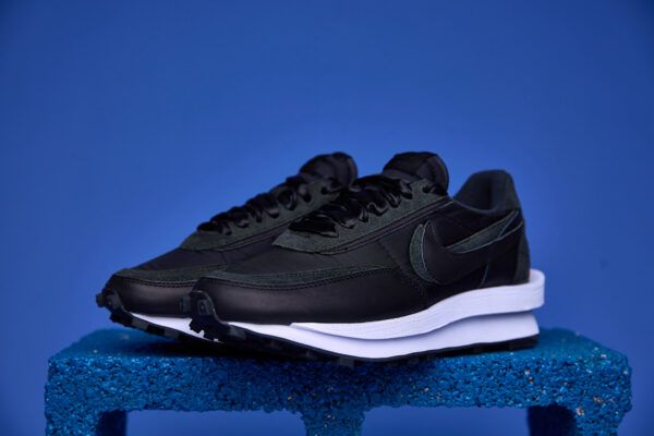 Tênis Nike Waffle Sacai com design inovador, camadas sobrepostas e sola Waffle para tração e conforto excepcionais.
