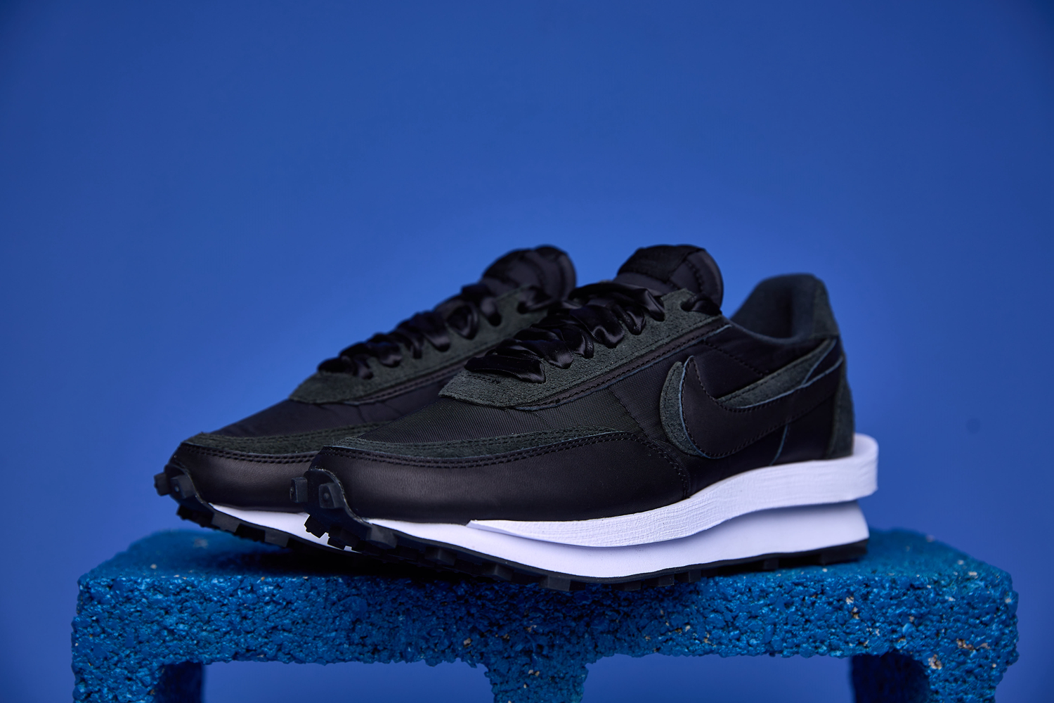 Tênis Nike Waffle Sacai com design inovador, camadas sobrepostas e sola Waffle para tração e conforto excepcionais.