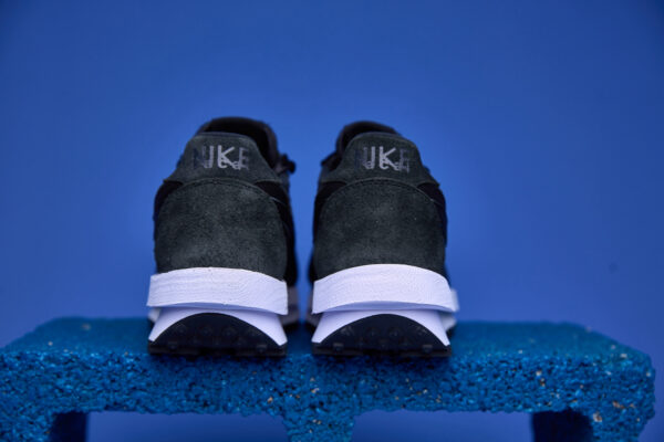 Tênis Nike Waffle Sacai com design inovador, camadas sobrepostas e sola Waffle para tração e conforto excepcionais.