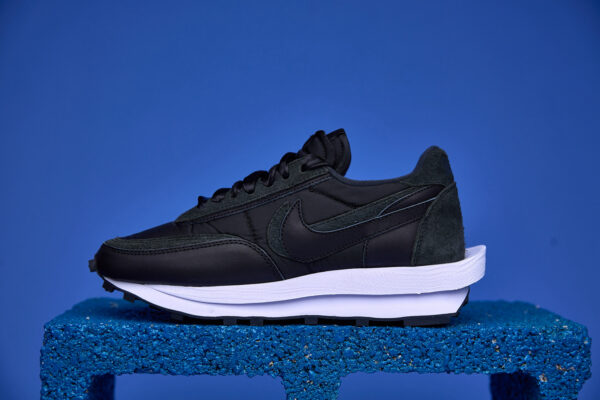 Tênis Nike Waffle Sacai com design inovador, camadas sobrepostas e sola Waffle para tração e conforto excepcionais.