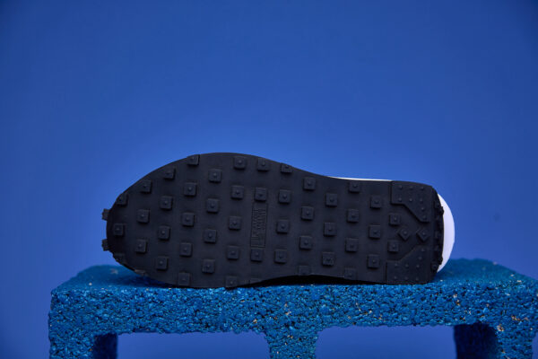 Tênis Nike Waffle Sacai com design inovador, camadas sobrepostas e sola Waffle para tração e conforto excepcionais.