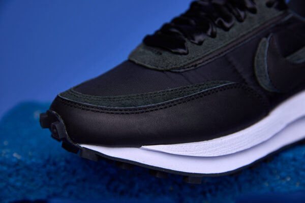 Tênis Nike Waffle Sacai com design inovador, camadas sobrepostas e sola Waffle para tração e conforto excepcionais.